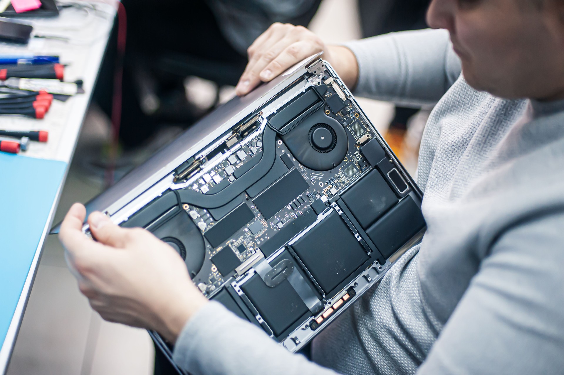Entretien, réparation, nettoyage, entretien d’ordinateurs dans un atelier de réparation électronique