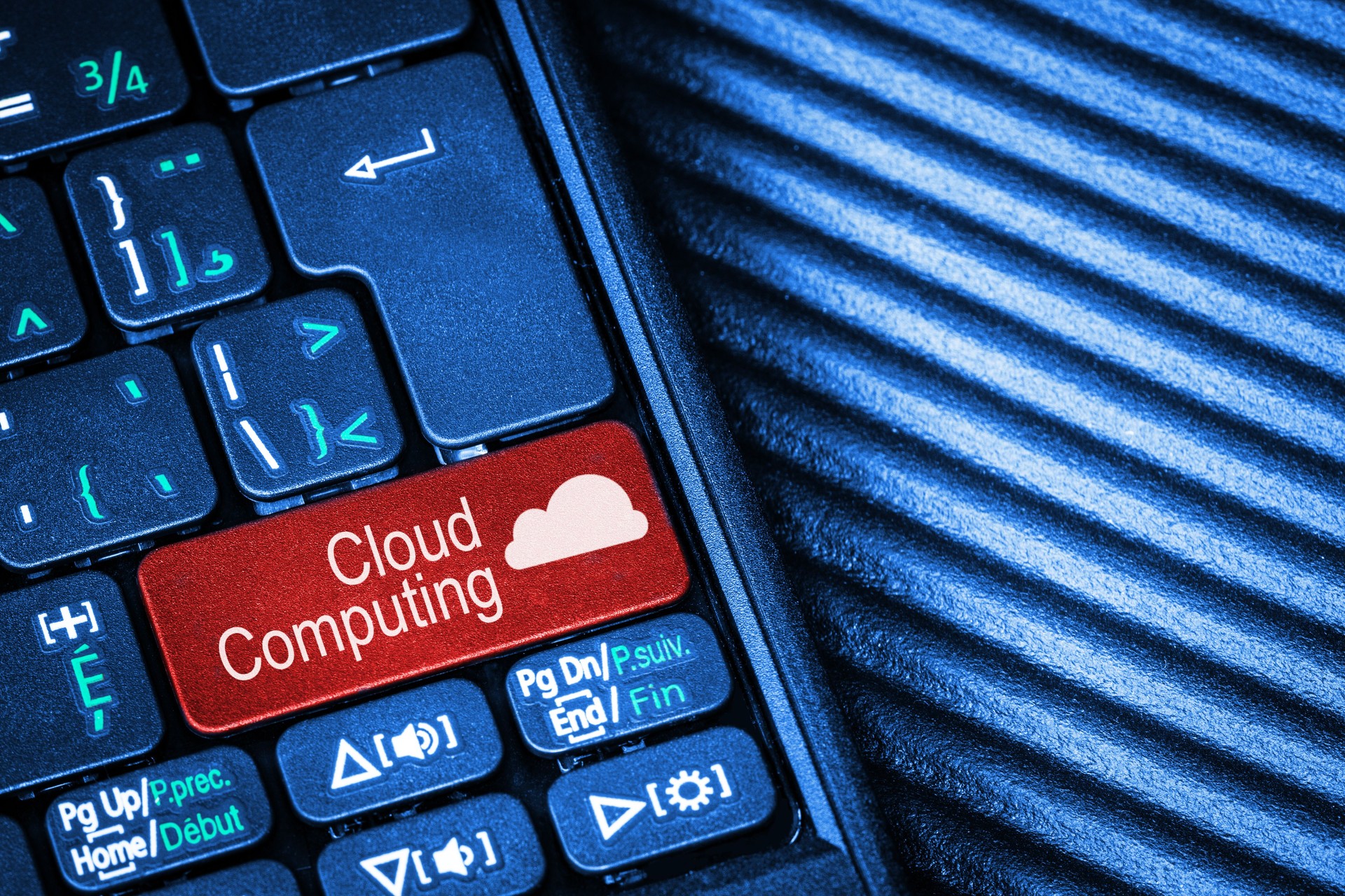 Clavier d’ordinateur avec bouton rouge Cloud Computing Concept